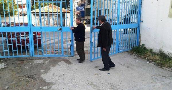 فلسطيني أضرب عن الطعام وأغلق مكتب مدير الاونروا في المية ومية