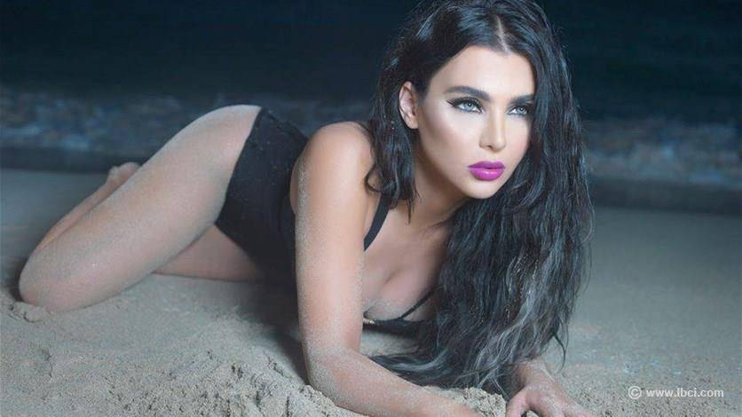 قمر بإطلالةٍ جريئة جداً في عيد الحبّ
