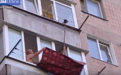 فيديو : عملية انقاذ طريفة لقط تعلق بحبل غسيل في بناية مرتفعة