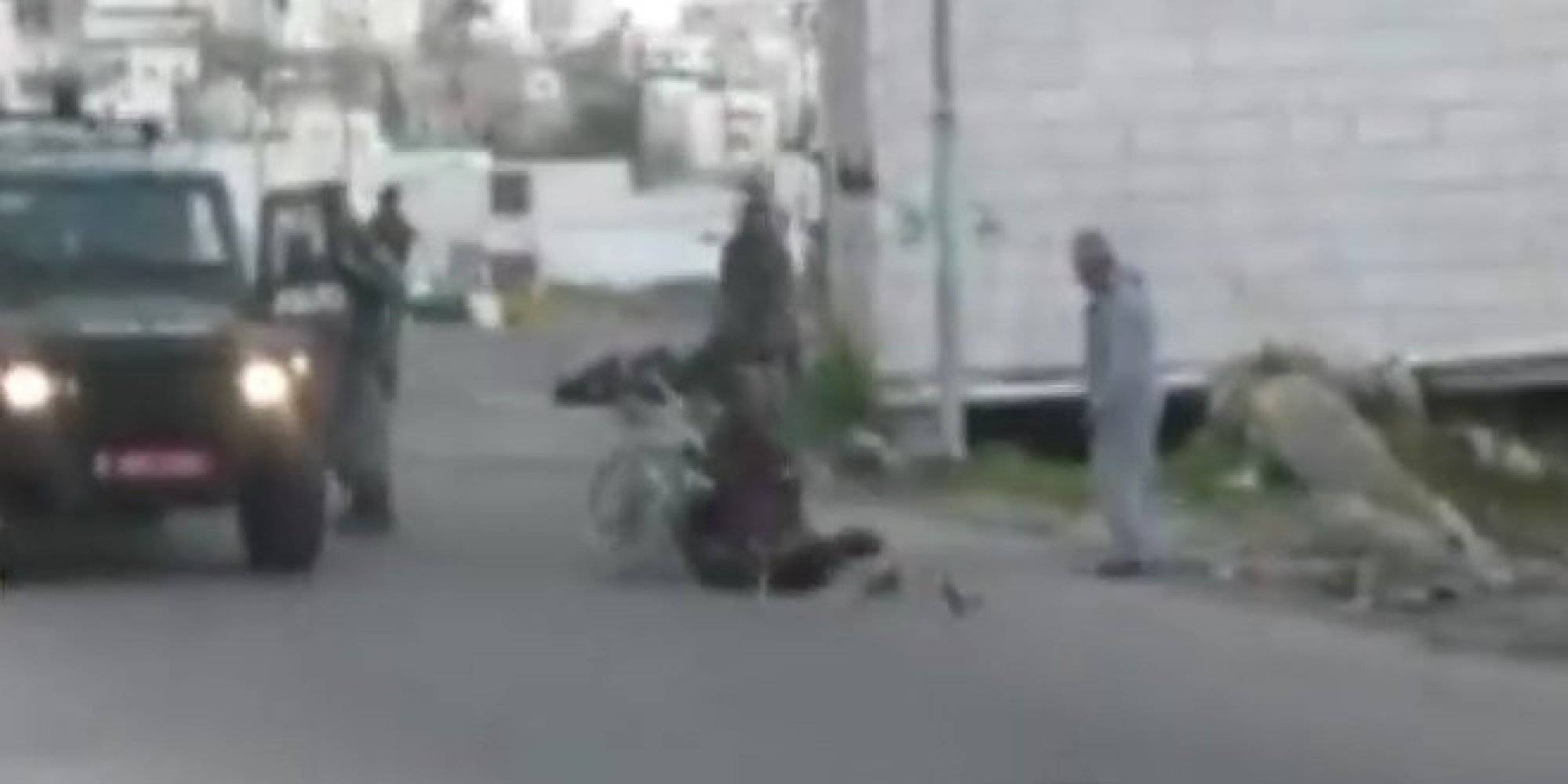 "غضب فلسطيني".. شاهد الإطاحة بمقعَدٍ حاول إنقاذ فلسطينية غارقة في دمائها