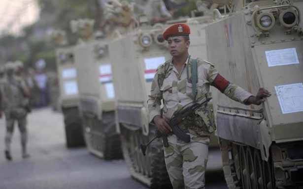 مقتل خمسة عسكريين بتفجير مدرعة للجيش في سيناء