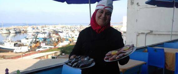 أرملة جزائرية تحدّت الإرهاب فأصبحت أول صيادة رسمية في البلاد