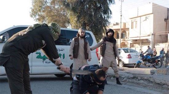 صور| ‘داعش‘ يقطع رقاب 3 شبان في نينوى أمام الأهالي لهذه التهمة