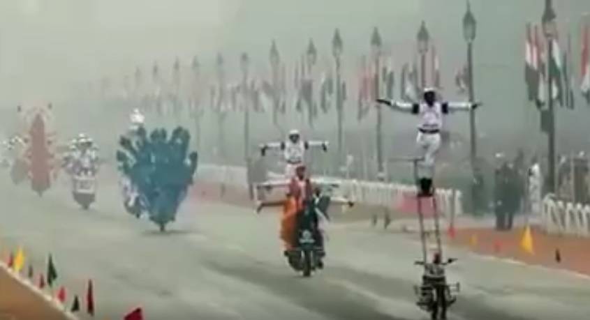 بالفيديو- استعراض الجيش الهندي يفوق الخيال