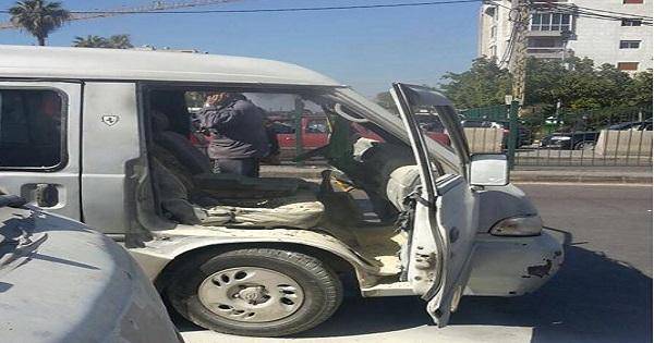 مواطن أشعل النار في فان غير شرعي ينقل الركاب على طريق المطار بعدما قامت قوى الأمن بإلقاء الحجز عليه (جرس سكوب)