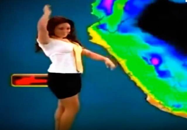 بالفيديو مذيعة الطقس في ايطاليا تنزع ملابسها حسب حرارة الطقس