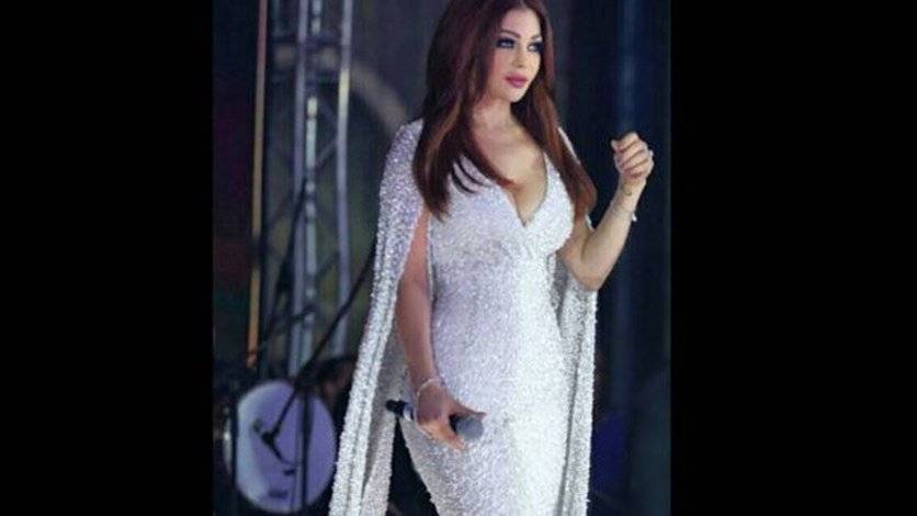 بالفيديو: هيفاء وهبي تتدارك الموقف قبل تمزّق فستانها
