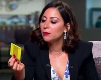 بالفيديو.. حشرات في رأس منة شلبي