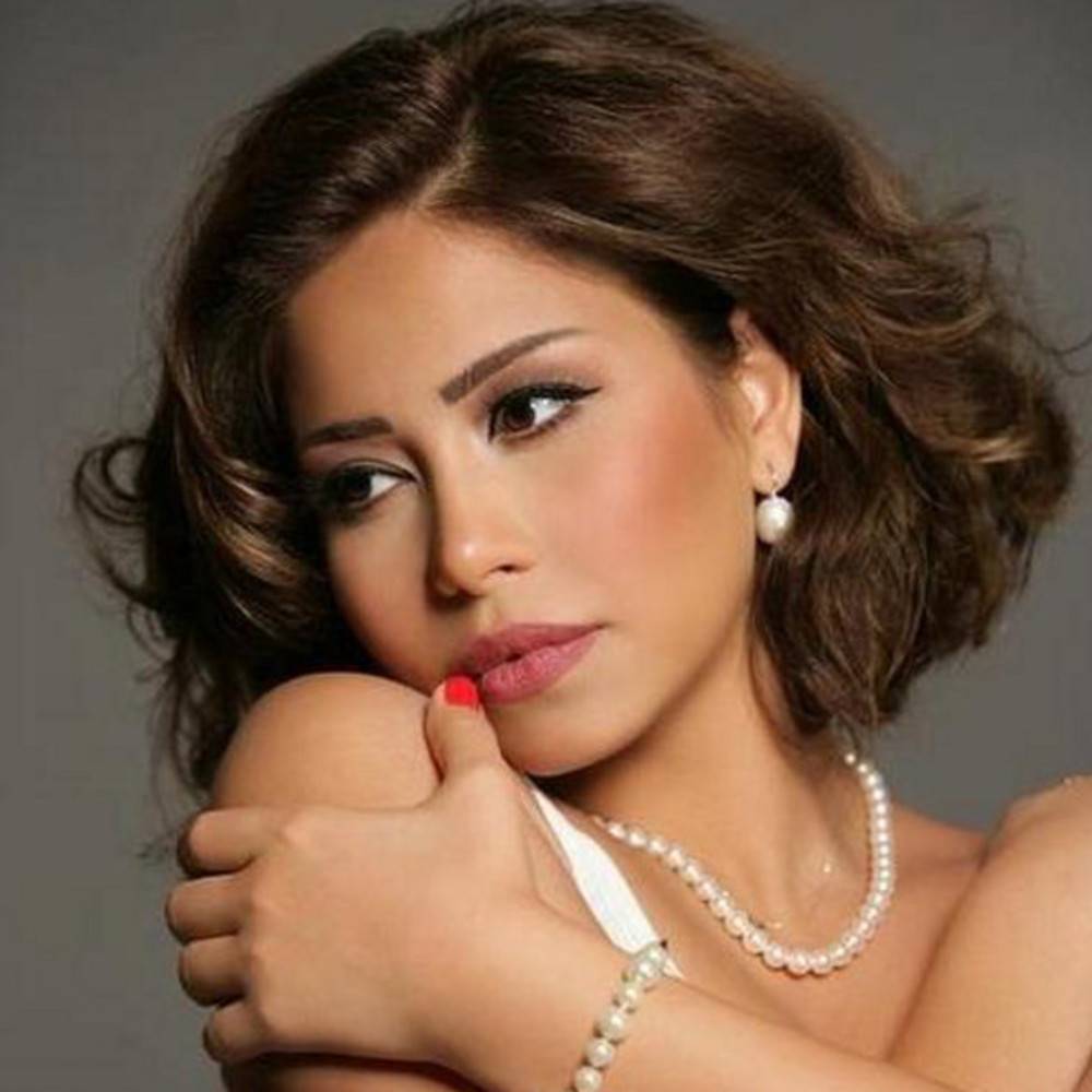 فيديو- السيسي يُطعم شيرين العنب!