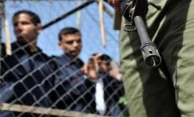 أربعة أسرى فلسطينيين يضربون عن الطعام في سجون الإحتلال