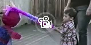 بالفيديو- عندما تدرك ان العنف ليس حلا.. شاهد ماذا فعل هذا الطفل؟