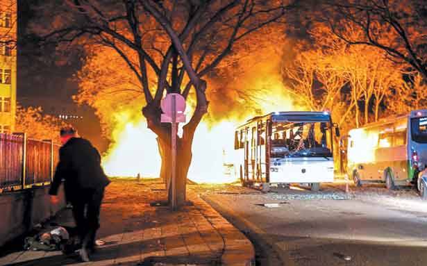 عشرات القتلى والجرحى
بانفجار وسط انقرة