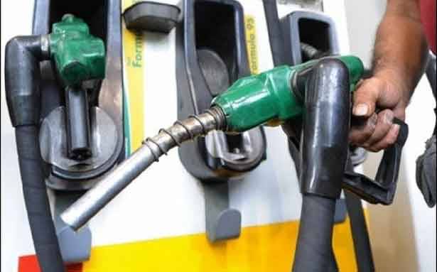 البنزين تراجع 200 و300 ليرة