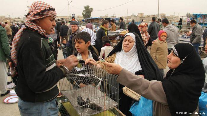 عراقيون يشترون الطيور ويطلقون سراحها لجلب الحظ السعيد