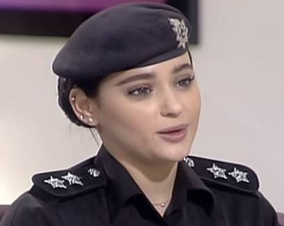 بالفيديو.. حسناء برتبة ضابط تشغل العرب