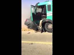 بالفيديو شاحنة تسحق سيارة في بعلبك ووقوع 3 قتلى