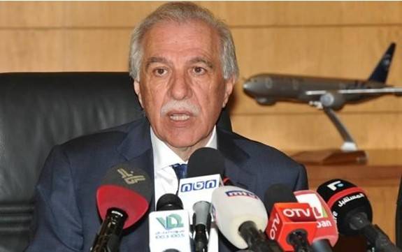 بالصور: مواطن يأخذ عمل وزارة الأشغال على عاتقه