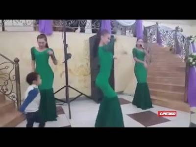 بالفيديو.. طفل يضع راقصة في موقف محرج… شاهدوا ماذا فعل!