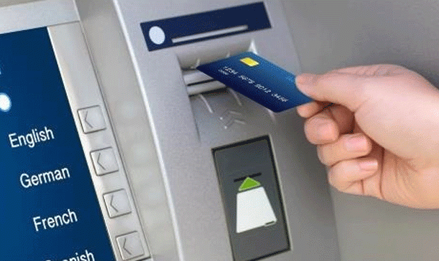 لهذا السبب تخرج البطاقة الائتمانية قبل النقود