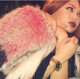 من هو الرجل الذي يحضن هيفاء وهبي؟