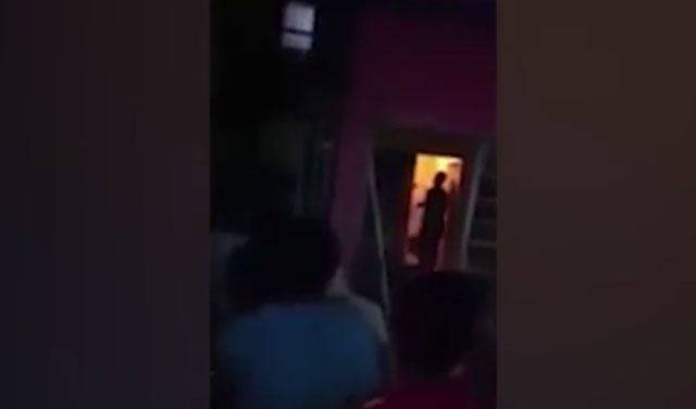 بالفيديو: ضرب رجل حتى الموت لمحاولته اغتصاب قاصر