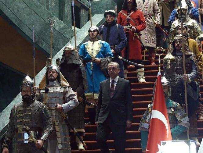 على غرار السلاطين اردوغان يحتفل بعيد ميلاده