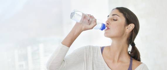 أكل الماء أكثر فائدةً لصحّتك من شربه.. آخر ما توصّل له خبراء التغذية
