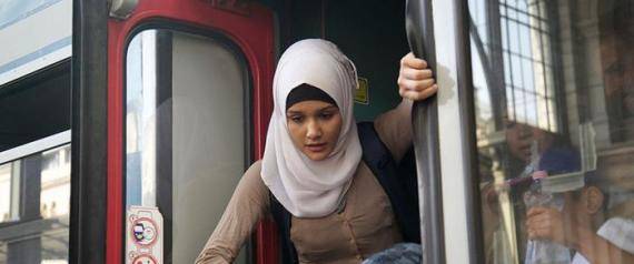 متطرّفون يعترضون حافلةً كانت تنقل لاجئين شرق ألمانيا