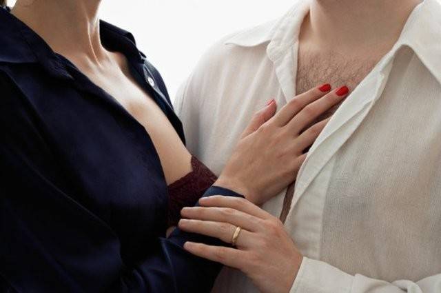 دَهَسَ زوج عشيقته مرتين بالسيارة! بالفيديو..