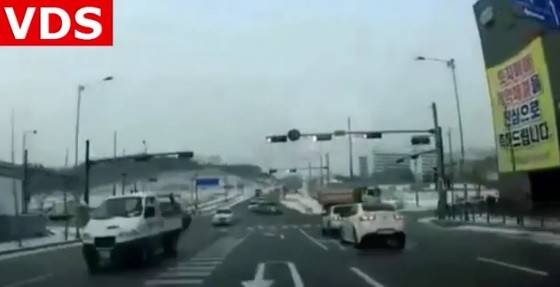 نجا من الدهس بشاحنة كبيرة بالفيديو..