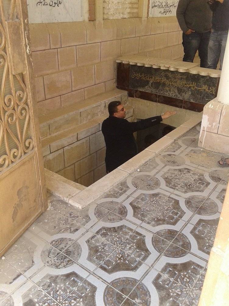بالفيديو شاهد اقتحام  مقبرة  الممثل "صلاح قابيل" وكشف أسرار وفاته ودفنه حيًا