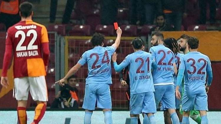 لاعب تركي يشهر البطاقة الحمراء في وجه الحكم .. (فيديو)