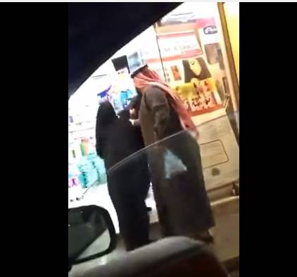 فيديو| مشاجرة عنيفة بين سعوديّة وضرّتها في محل تجاري !