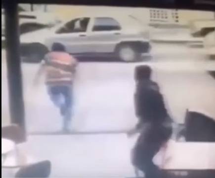 سرق وهرب .. بعد ثوانٍ من السرقة  وهذا عقابه !.. فيديو
