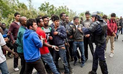فرنسا تقاضي مهاجرين حاولوا العبور الى بريطانيا بالقوة