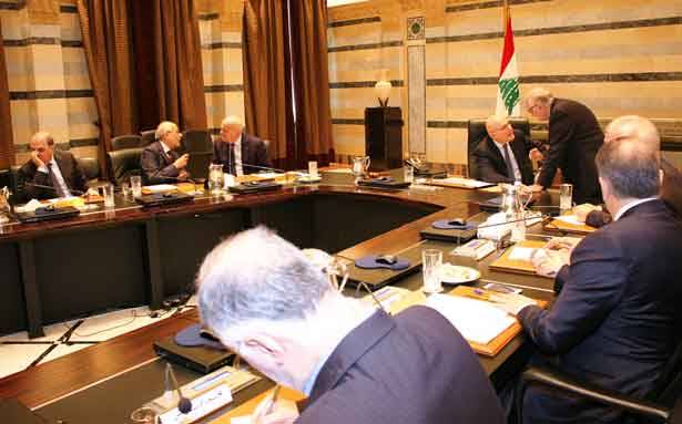 الحكومة تتفق بالاجماع على البيان وتكرس وحدتها
جنبلاط يرفض الوقوف مع محور ضد محور واتصالات مع حزب الله