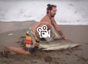 أميركي يثير غضباً عالمياً بعد تسجيل هذا الفيديو.. ماذا فعل؟