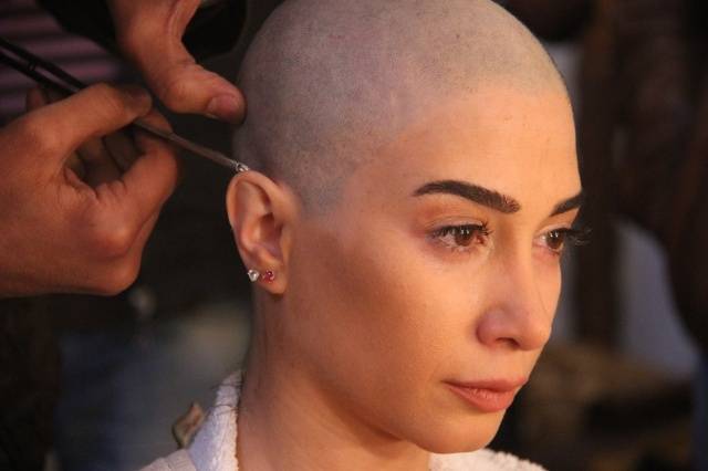 فنّانة سورية تحلق شعرها على الصفر.. من هي وما السر؟!