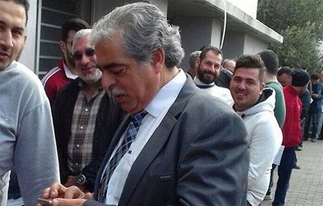 بالصورة: سعد الحريري يستقبل شبيه والده الشهيد