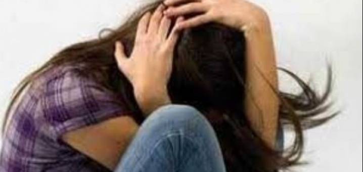 مدمن يعاشر ابنته ليلاً وفي النهار تتسول لشراء المخدرات له