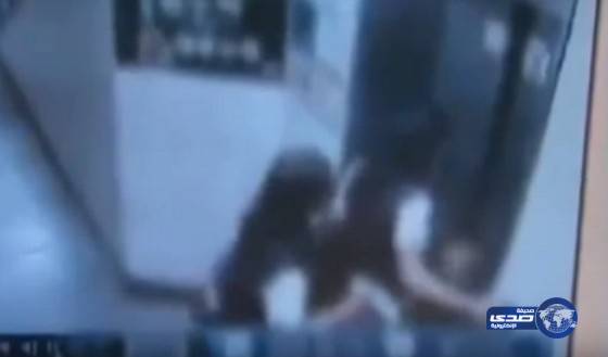 بالفيديو.. مصعد يغلق بابه على قدم فتاة ويجذبها للأعلى