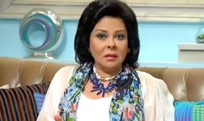 بالفيديو.. إسعاد يونس تنام على الهواء