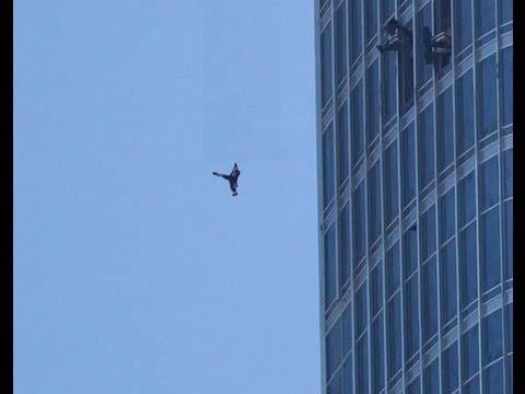 بالفيديو.. كيف أنقذ القدر شخصا سقط من الدور 25 ؟