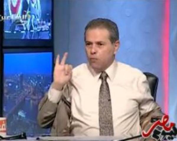 بالفيديو توفيق عُكاشة يخلع بعض ملابسه رداً على اتهامه بالعمالة بعد لقائه السفير الاسرائيلي : أنا صرفت على مصر 24 مليون جنيه