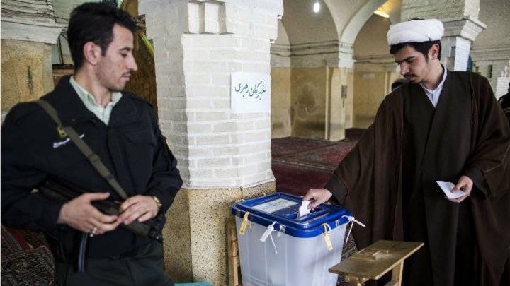 نتائج جزئية: رفسنجاني وروحاني يتصدران نتائج انتخابات مجلس الخبراء الإيرانية