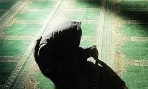 فيديو مؤثر.. لحظة وفاة رجل خلال أدائه الصلاة في المسجد