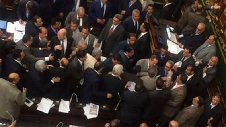 نائب مصري يضرب توفيق عكاشة بـ"الجزمة" للقائه السفير الإسرائيلي (صور+فيديو)