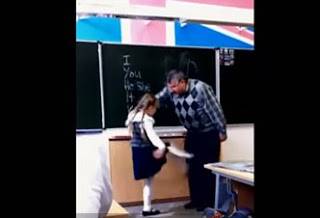 ماذا فعلت الطفلة بمعلمها الذي عنفها امام زميلاتها ..