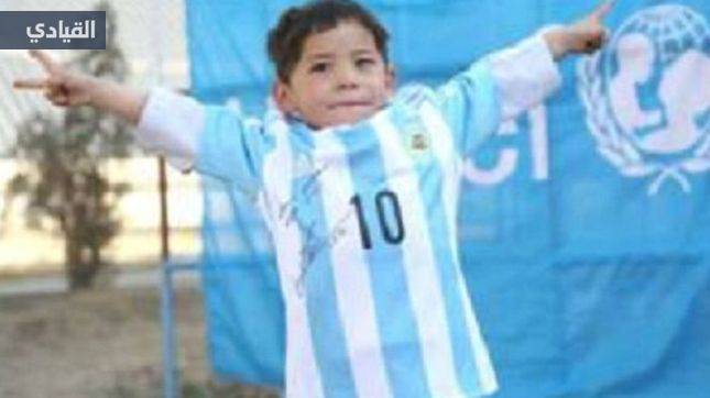 الطفل عاشق ميسي يستلم هديته من اللاعب فماذا كانت؟
