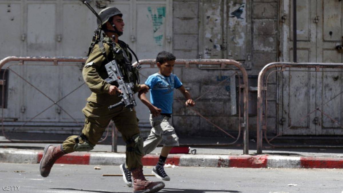 الإحتلال يعتقل فلسطينيين بالضفة والقدس بينهم جريحان